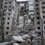 Рятувальники та працівники комунальних служб розбирають житловий будинок, зруйнований 07 травня 2025 року в Констянтинівці