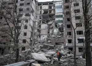 Рятувальники та працівники комунальних служб розбирають житловий будинок, зруйнований 07 травня 2025 року в Констянтинівці